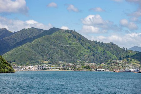 Foto de Una vista de la ciudad de Picton desde el ferry Interislander en Nueva Zelanda. - Imagen libre de derechos
