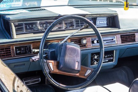 Téléchargez les photos : Une vue intérieure d'un Oldsmobile 98 avec un tableau de bord - une voiture américaine de luxe vintage - en image libre de droit