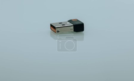 Foto de Un primer plano de una unidad flash USB sobre fondo azul - Imagen libre de derechos