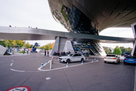 Téléchargez les photos : Un plan grand angle de l'entrée du musée BMW Welt à l'automne à Munich, en Allemagne. - en image libre de droit