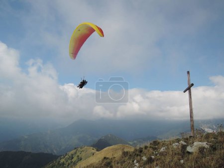 Téléchargez les photos : Une belle vue sur le parapente au-dessus de la montagne avec un ciel bleu au lever du soleil - en image libre de droit