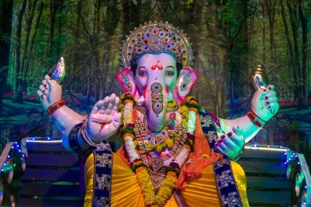 Téléchargez les photos : L'idole du Seigneur Ganesha étant vénérée lors d'un mandat à Mumbai pour Ganesh Chatur - en image libre de droit