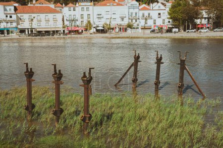 Foto de Una hermosa toma de bombas de metal antiguas en un río en Alcacer do Sal, Portugal - Imagen libre de derechos