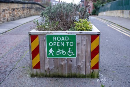 Foto de Un letrero en un puente peatonal muestra que está abierto a caminantes, ciclistas y usuarios de sillas de ruedas, pero no es una zona de automóviles. Newcastle upon Tyne, Reino Unido. - Imagen libre de derechos