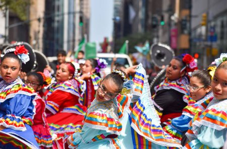Téléchargez les photos : Un groupe de danseurs portant des costumes aux couleurs vives pendant le défilé de la fête de l'indépendance du Mexique - en image libre de droit