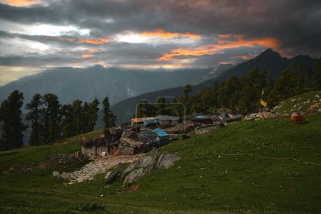 Téléchargez les photos : Un paysage de l'Uttrakhand avec le coucher de soleil envoûtant en arrière-plan - en image libre de droit