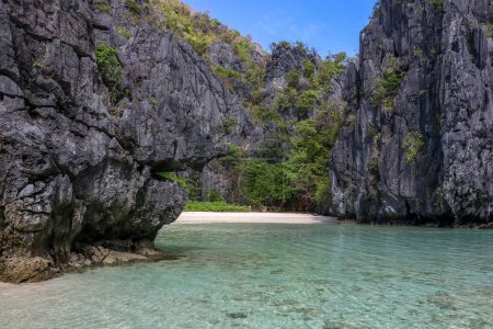 Téléchargez les photos : La plage cachée avec des falaises rocheuses à El Nido, Philippines - en image libre de droit
