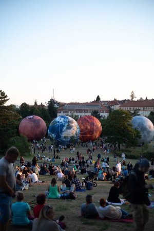 Téléchargez les photos : Les modèles de planètes à Hvezdarna Kravi Hora à Brno avec beaucoup de gens autour en République tchèque - en image libre de droit
