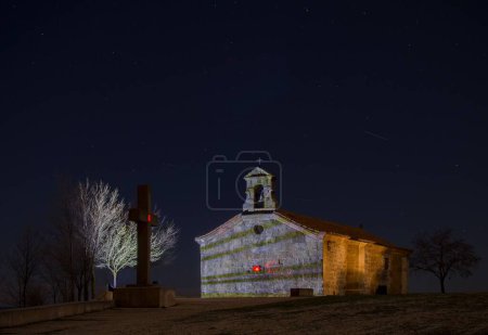 Foto de Una vista nocturna de la típica pequeña iglesia de piedra renovada en un pueblo rural en las montañas del centro de Italia - Imagen libre de derechos