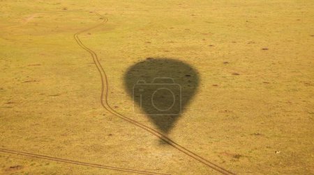 Téléchargez les photos : La silhouette d'une montgolfière dans une savane - en image libre de droit