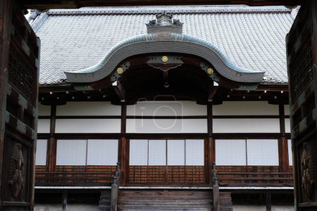 Téléchargez les photos : Vue en angle bas des bâtiments anciens à Shiga, Japon - en image libre de droit