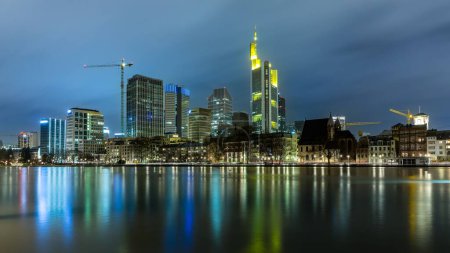 Foto de La vista sobre el horizonte de Frankfurt por la noche con la reflexión en el agua, Alemania - Imagen libre de derechos