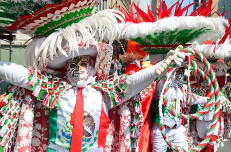 Téléchargez les photos : Gros plan d'une personne portant un costume traditionnel et un masque pendant le défilé de la fête de l'indépendance - en image libre de droit