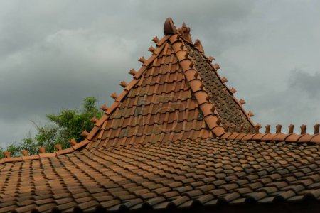 Foto de Una vista de cerca del techo de baldosas de barro de una casa javanesa - Imagen libre de derechos