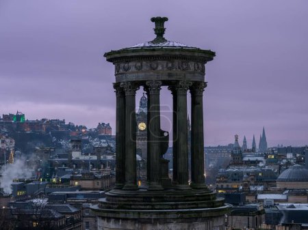 Téléchargez les photos : Le monument Dugald Stewart à Édimbourg, en Écosse, contre le ciel couchant - en image libre de droit