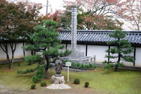Foto de Un primer plano de una antigua estatua en Shiga, Japón - Imagen libre de derechos