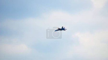 Foto de El jet de US Navy Blue Angels volando en el cielo en un día soleado - Imagen libre de derechos