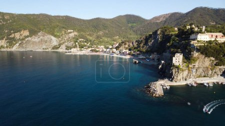 Téléchargez les photos : Un drone aérien d'une mer bleue dans la ville de Monterosso al Mare, La Spezia, Italie - en image libre de droit