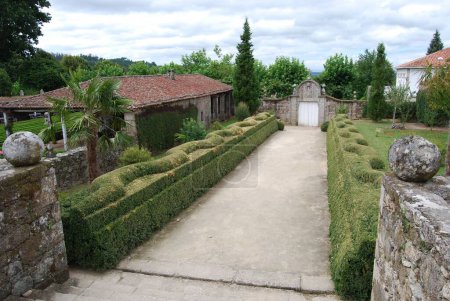 Téléchargez les photos : Une belle vue sur le jardin historique vert Pazo de Oca avec des plantes et des arbres en Espagne - en image libre de droit