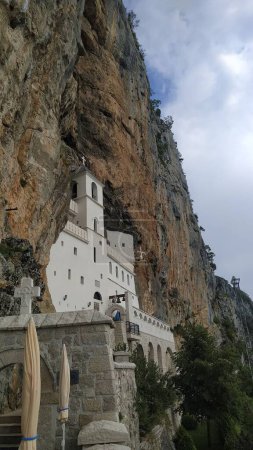 Foto de El monasterio de Ostrog en una roca en Montenegro contra un cielo nublado - Imagen libre de derechos