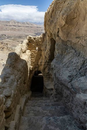 Téléchargez les photos : Une grotte dans la région pittoresque des reliques de la dynastie Guge dans le comté de Zhada, préfecture d'Ali, Tibet, Chine - en image libre de droit