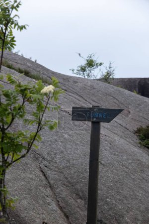 Téléchargez les photos : Plan vertical d'un tunnel dans le fort Sirevag à Vedafjellet, Sirevag, Norvège - en image libre de droit