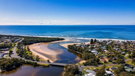 Téléchargez les photos : Une vue aérienne du lac Cathie avec un ciel bleu en arrière-plan, Australie - en image libre de droit