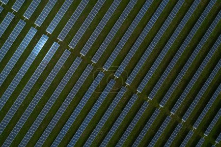 Foto de Una vista aérea de una gran granja de energía solar con muchos paneles solares para la producción de energía renovable - Imagen libre de derechos
