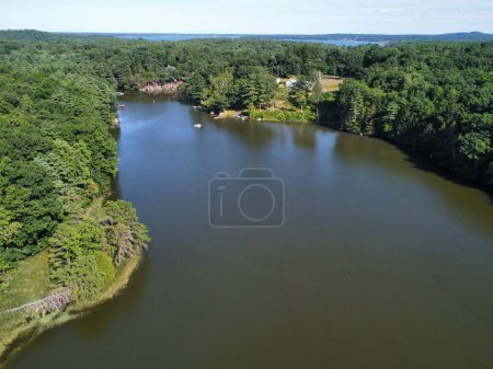 Téléchargez les photos : Vue aérienne d'un lac au milieu d'une forêt dense - en image libre de droit
