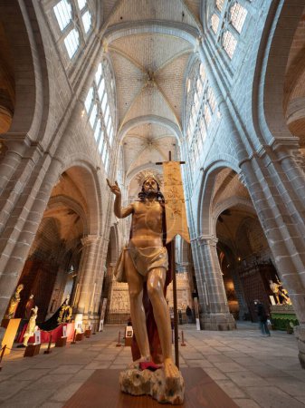 Foto de Un plano vertical de la estatua de Jesucristo en la Catedral de Ávila en España - Imagen libre de derechos