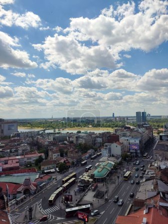 Téléchargez les photos : Une vue verticale sur le magnifique paysage urbain de Belgrade, quartier Zeleni Venac en Serbie - en image libre de droit