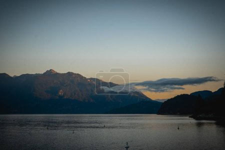 Téléchargez les photos : Un paysage calme des collines au coucher du soleil dans le fond d'un lac - en image libre de droit