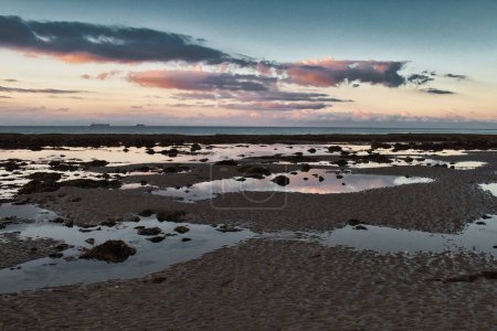 Foto de Un pintoresco disparo de un espléndido atardecer sobre el mar en la Isla de Wight - Imagen libre de derechos