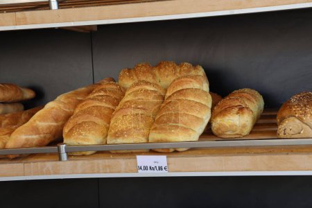 Téléchargez les photos : Un gros plan de pain frais sur un comptoir en Croatie - en image libre de droit