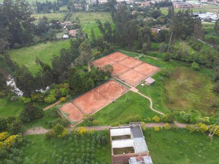 Téléchargez les photos : Une vue aérienne de l'université nationale de Loja par une journée ensoleillée, montagnes et ciel arrière-plan - en image libre de droit