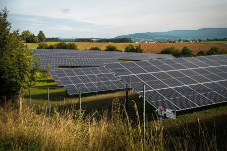 Foto de Sistema solar en la gran planta fotovoltaica, parque solar, energía renovable, energía sostenible, planta de energía solar para electricidad verde. - Imagen libre de derechos