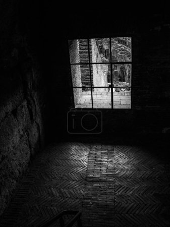 Téléchargez les photos : Vue en noir et blanc d'une lumière à travers les fenêtres du Colisée de Rome - en image libre de droit