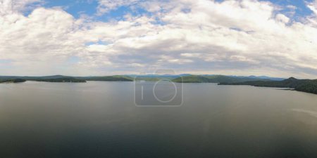 Foto de Una vista panorámica del lago Jocassee rodeada de colinas bajo un cielo nublado en Carolina del Sur, EE.UU. - Imagen libre de derechos