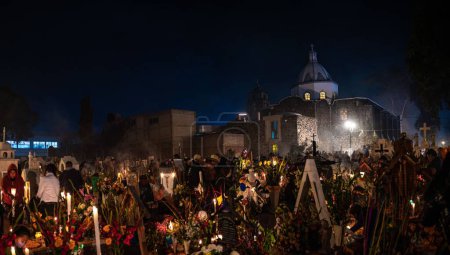 Téléchargez les photos : Une foule s'est rassemblée dans un cimetière de Mexico pour le défilé du Jour des Morts - en image libre de droit