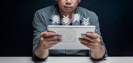 Téléchargez les photos : Un jeune homme d'affaires d'Asie du Sud-Est tenant une tablette avec un graphique de vente rendu 3d - en image libre de droit