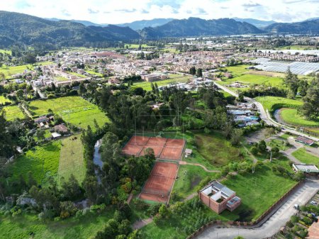 Téléchargez les photos : Une vue aérienne de l'université nationale de Loja par une journée ensoleillée, montagnes et ciel arrière-plan - en image libre de droit