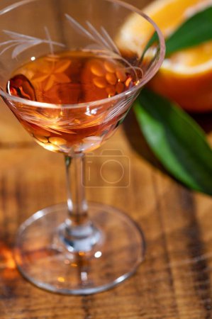 Foto de Primer plano de un vaso con licor de naranja - Imagen libre de derechos