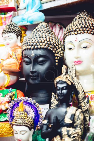 Téléchargez les photos : Les statues des dieux hindous exposées dans la boutique du marché - en image libre de droit