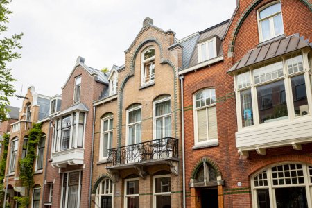 Foto de Viviendas residenciales en la capital Amsterdam con fachada exterior y típico estilo holandés - Imagen libre de derechos