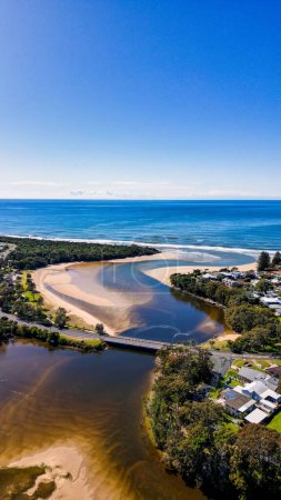 Téléchargez les photos : Vue aérienne verticale du lac Cathie avec un ciel bleu en arrière-plan, Australie - en image libre de droit