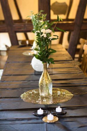 Foto de Un plano vertical de algunas flores en jarrones como decoración de mesa - Imagen libre de derechos