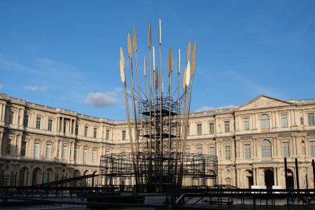 Téléchargez les photos : La Place Royale à Paris, France avec une sculpture d'art au centre, Paris, France - en image libre de droit