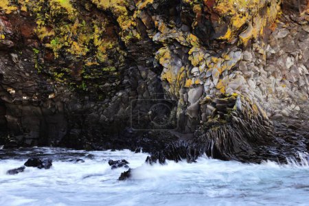 Téléchargez les photos : La surface rugueuse des falaises côtières. Snaefellsnes, Islande. - en image libre de droit