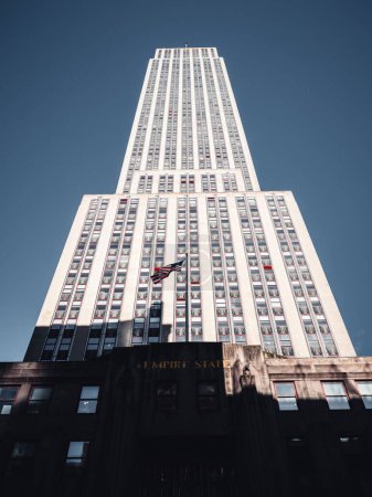 Téléchargez les photos : Un plan vertical en angle bas de l'Empire State Building à New York - en image libre de droit