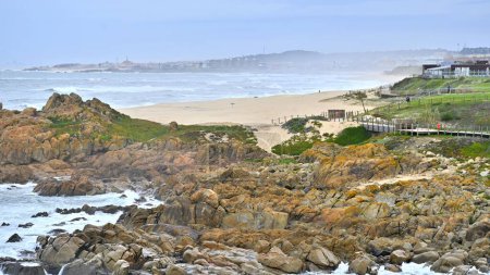Téléchargez les photos : Un paysage marin sablonneux pittoresque par une journée brumeuse dans la ville de Porto, Portugal - en image libre de droit